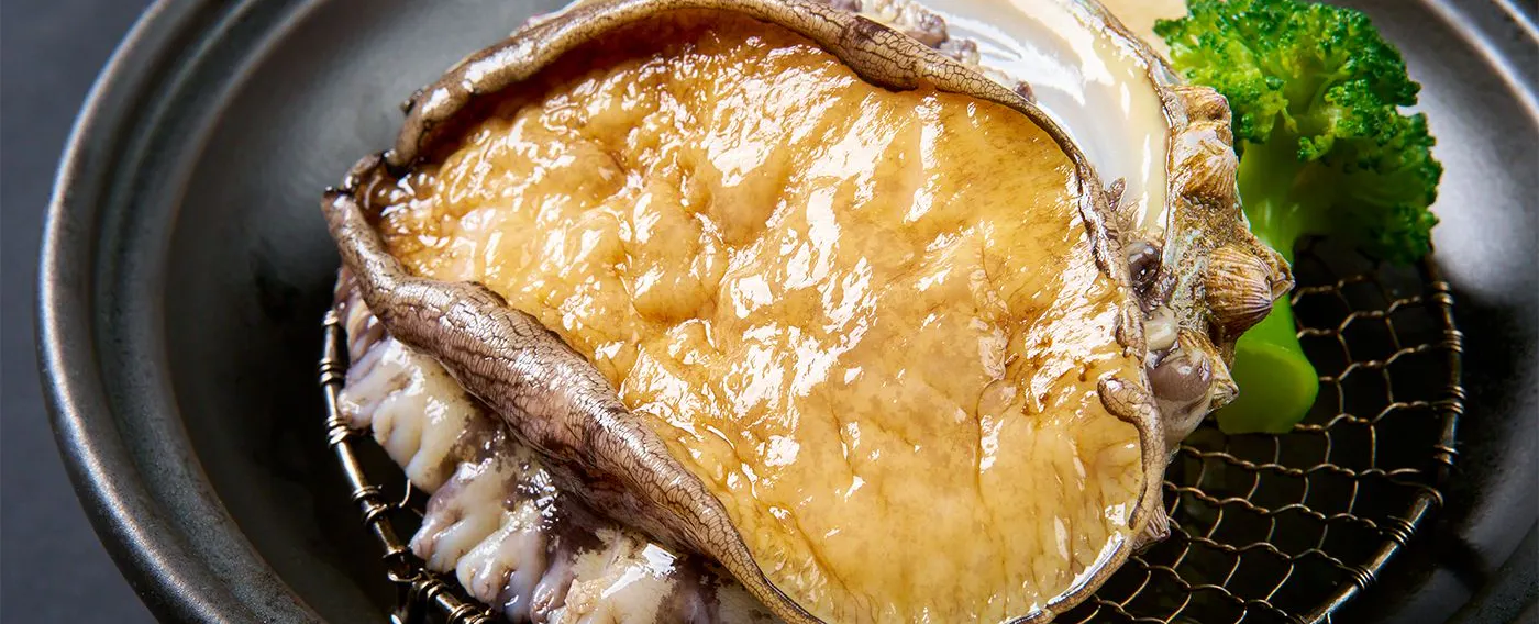 메인 소고기 요리는 ‘전복’ 또는 ‘소고기 안심’으로 업그레이드하실 수도 있습니다.