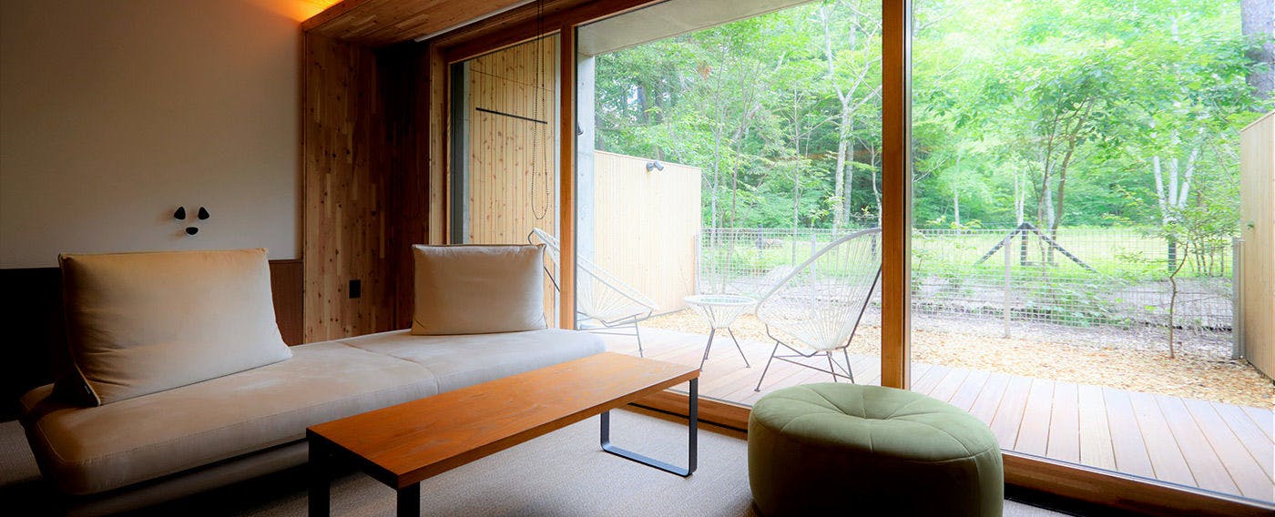 【푸른 숲이 펼쳐지는 큰 창】디럭스룸의 큰 창을 통해 가루이자와의 숲을 한눈에 감상하실 수 있습니다.