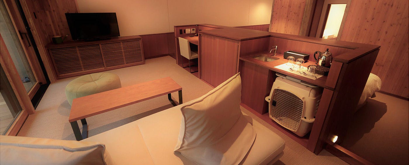 【쾌적한 공간】미끄럼 방지 바닥재와 개방감 있는 높은 천장. 반려견과 사람 모두 편안하게 지낼 수 있는 공간입니다.