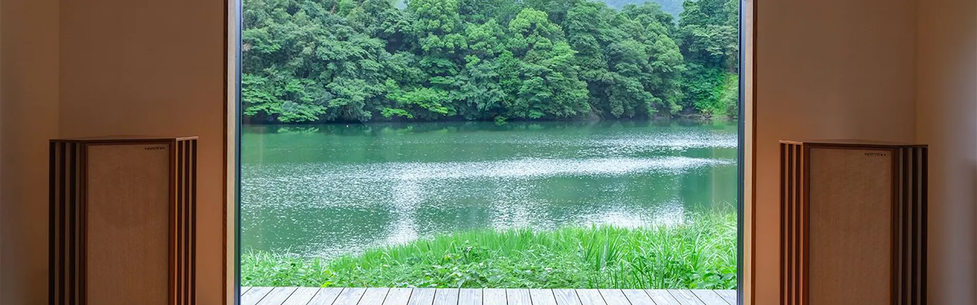 湖畔遊