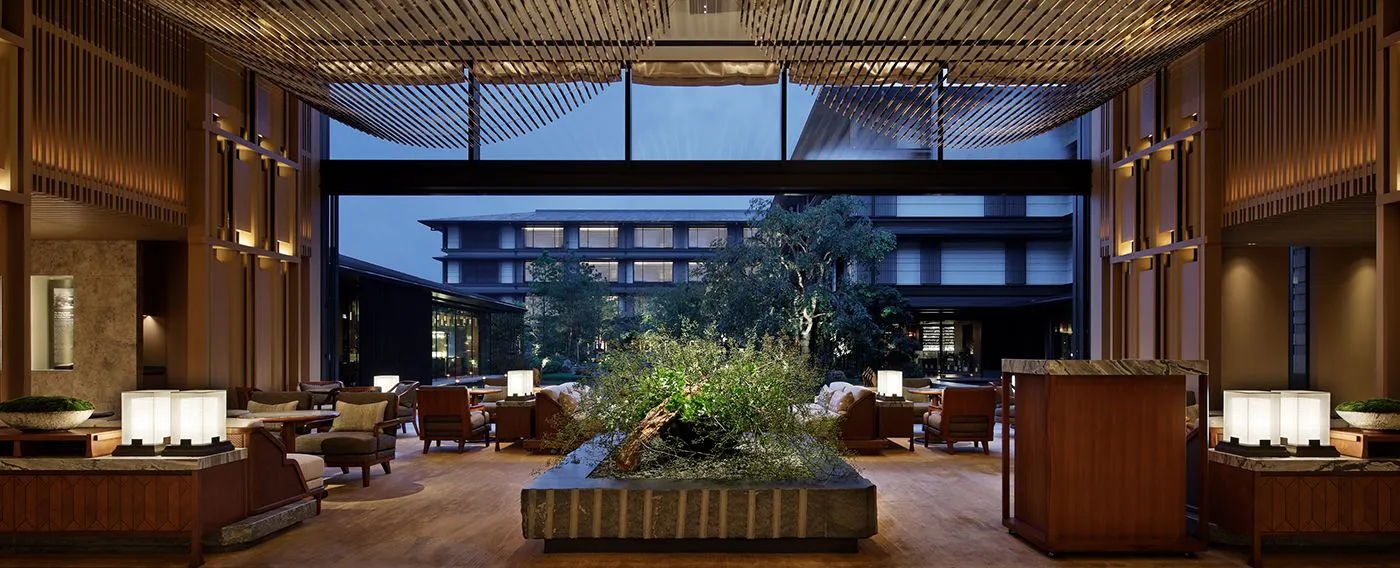 Area lounge terbuka dengan pemandangan taman lanskap berkeliling yang indah