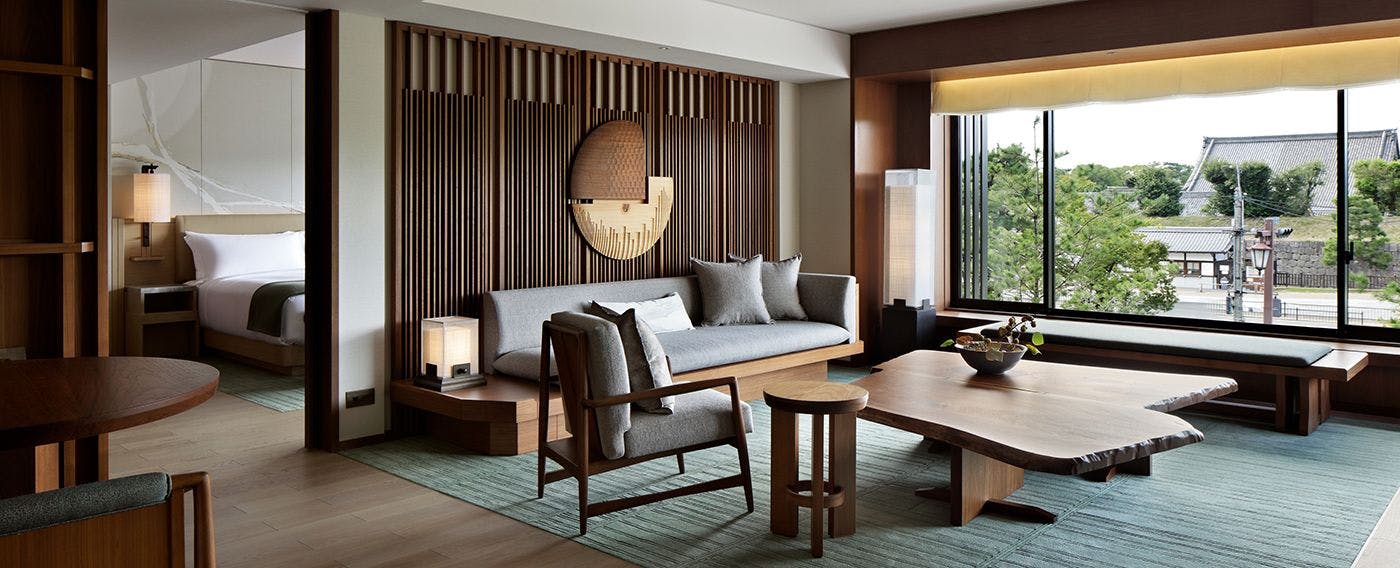 Lokasi strategis tepat di depan Kastel Nijo, Situs Warisan Dunia UNESCO.