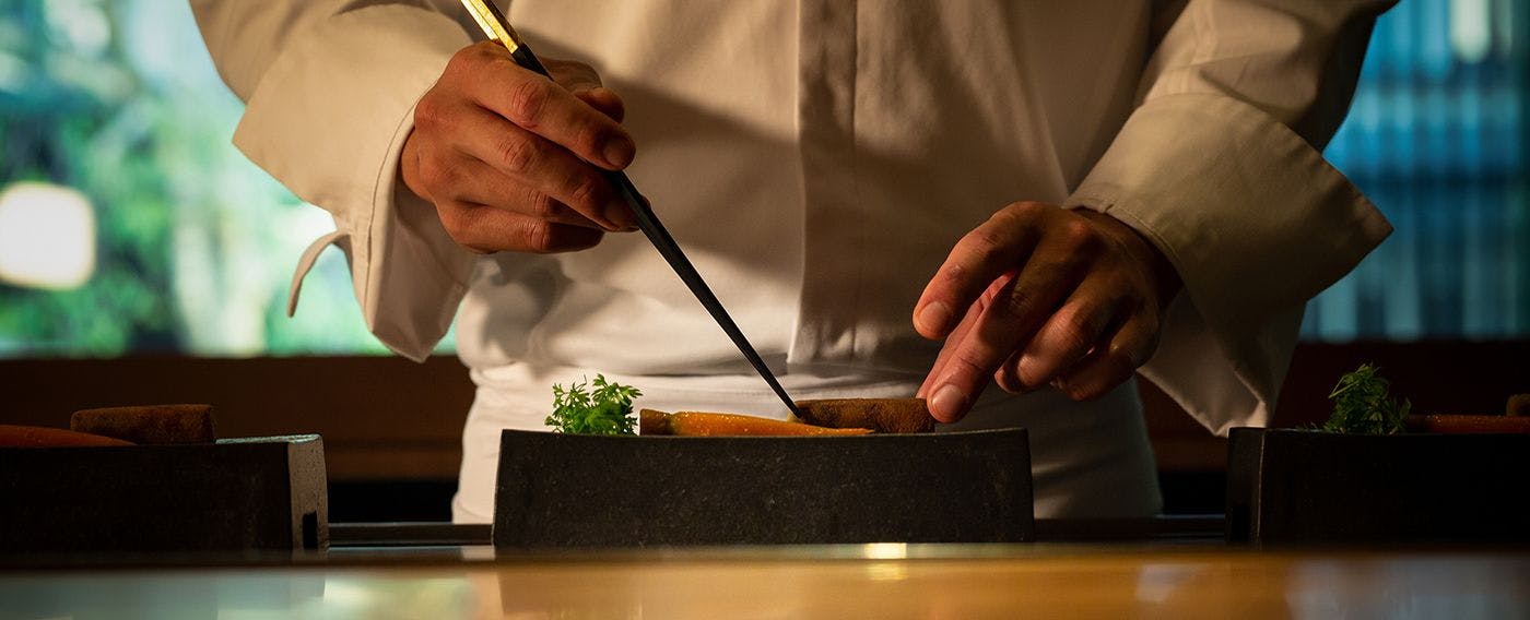 Tiga restoran & bar yang ditata mengelilingi taman bergaya kaiyū (taman lanskap berkeliling)