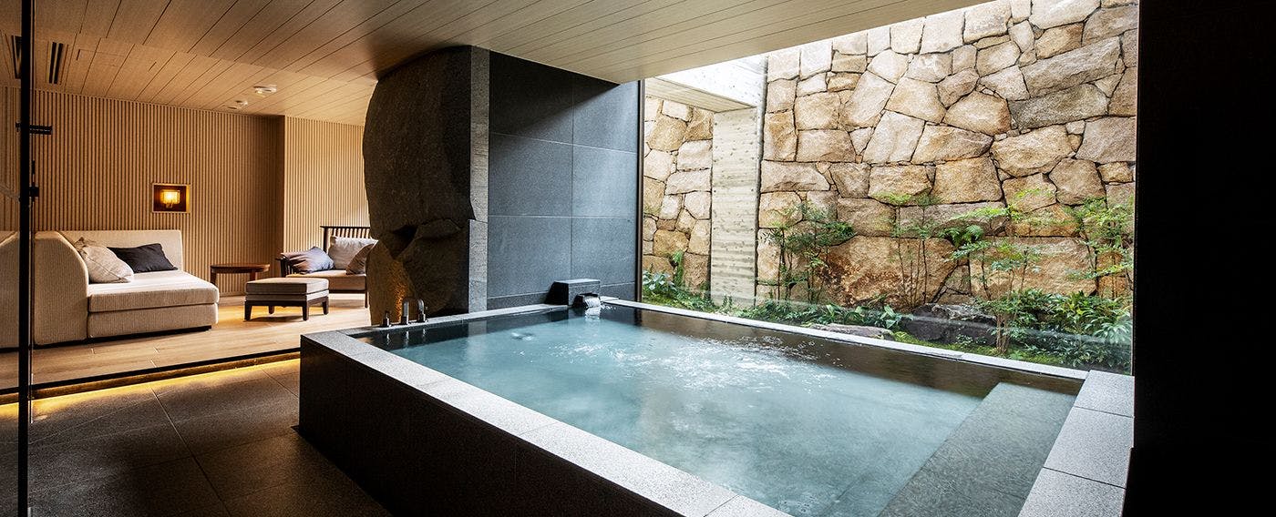 Pemandian Mata air panas alami pribadi yang dapat Anda nikmati di ruang privat.