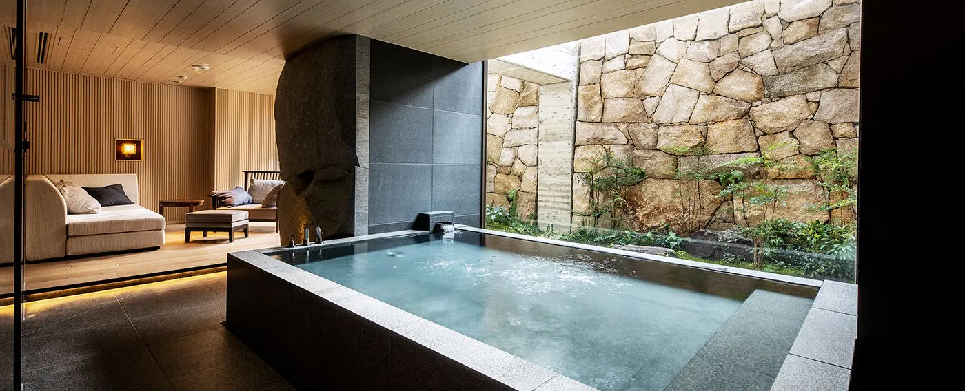 Pemandian Mata air panas alami pribadi yang dapat Anda nikmati di ruang privat.