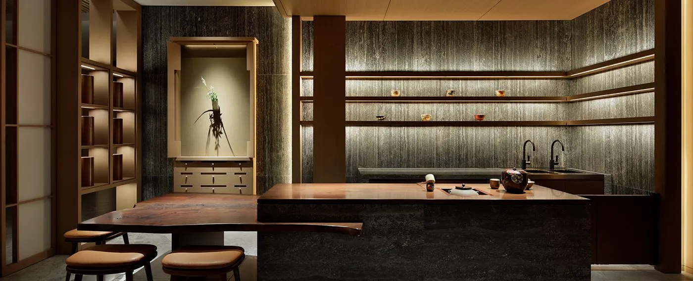 Nikmati secangkir teh di “Chai” yang disajikan oleh Ambassador dengan upacara minum teh gaya berdiri.