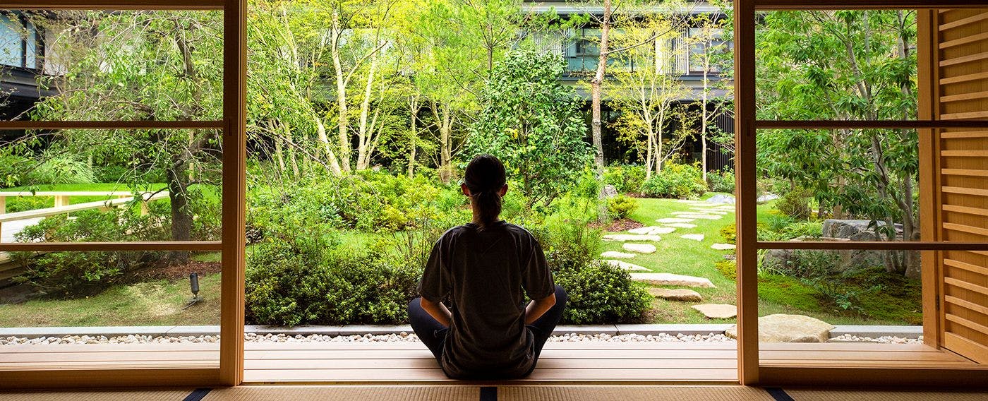 Sambut pagi yang menyegarkan di engawa “Shiki no Ma” dengan “Metode Pernapasan Wellness”