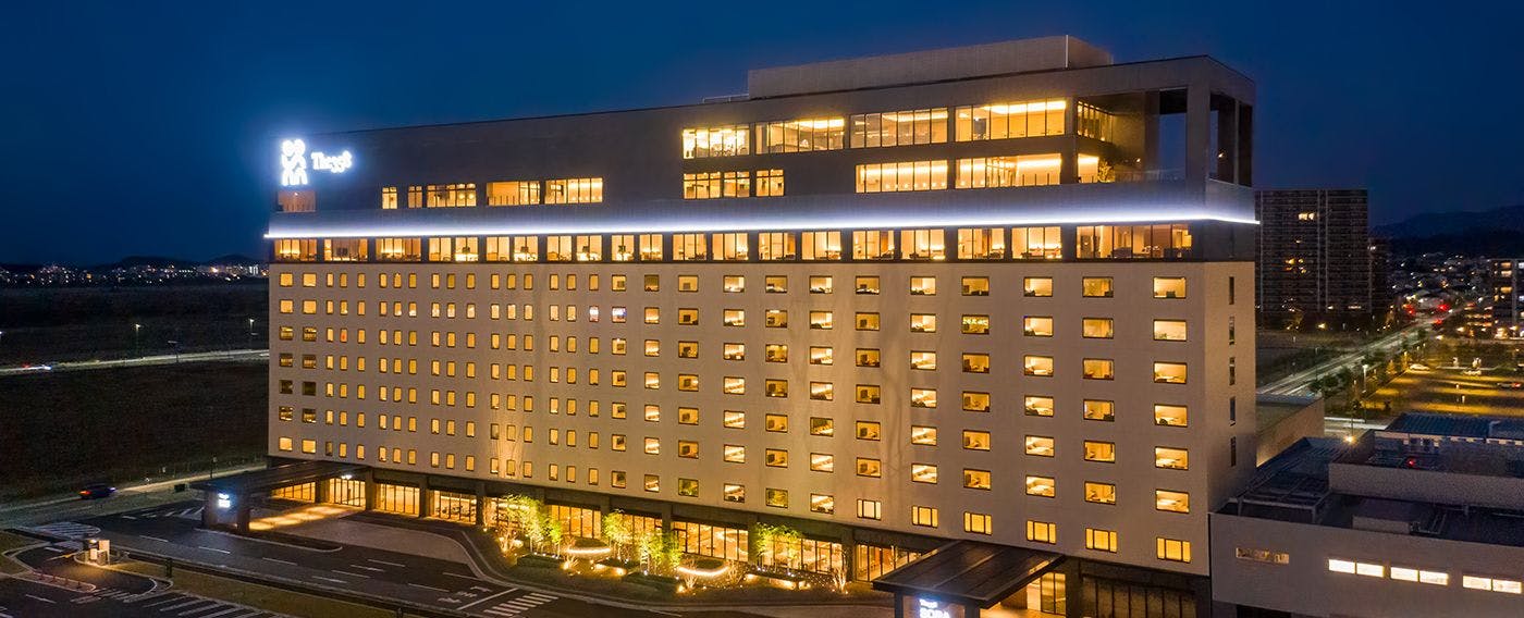 【ホテル外観】空と海と緑に囲まれた海上の街に溶け込むように建つ「The358 SORA」