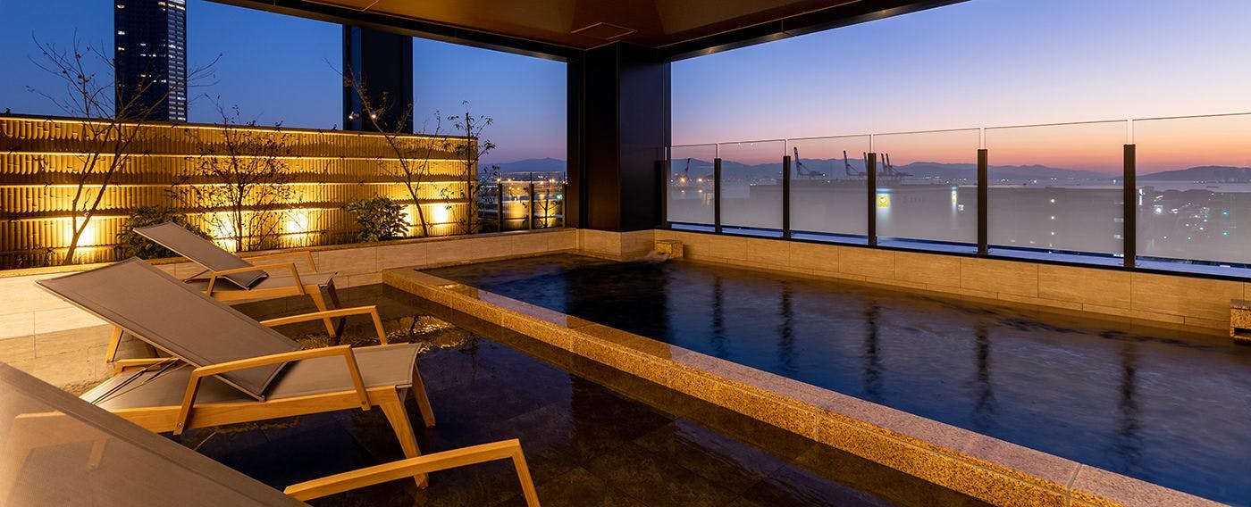 【大浴場「天空-TENKU-」（10階）】夜は街の灯かりがゆらめき、空も星が見え、辺り一面リラックス空間。