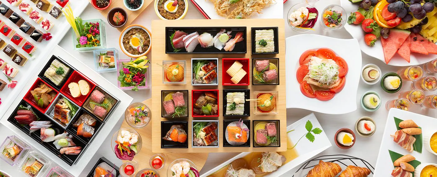 【レストラン「空-KU-」朝食】新鮮な野菜やフルーツが旅の朝食に彩りを添えます。