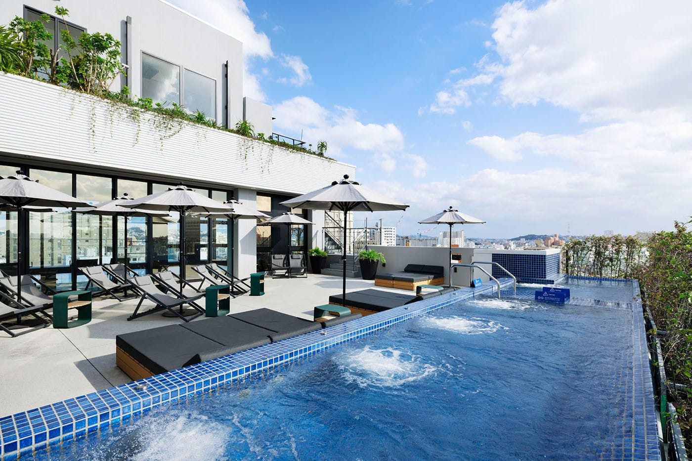 Jacuzzi & Rooftop Terrace