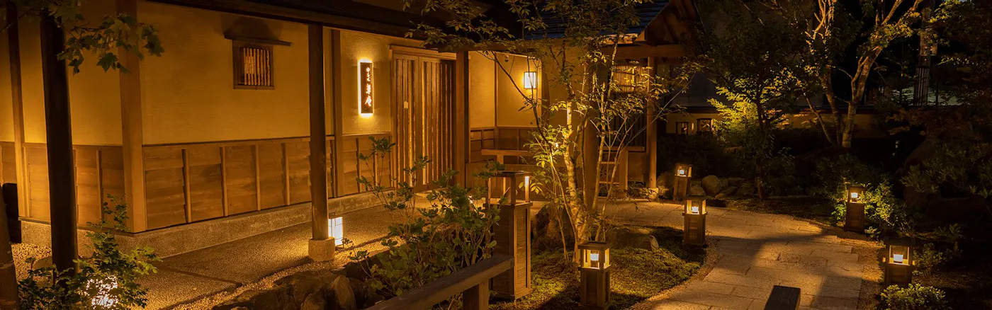 定山渓 ゆらく草庵：夜の庭