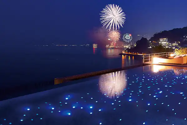 สระว่ายน้ำกลางแจ้งดอกไม้ไฟ