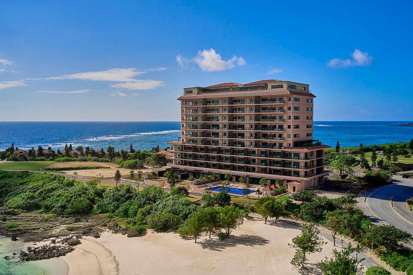 シギラビーチを目の前に心解き放たれる空間と洗練されたホスピタリティを