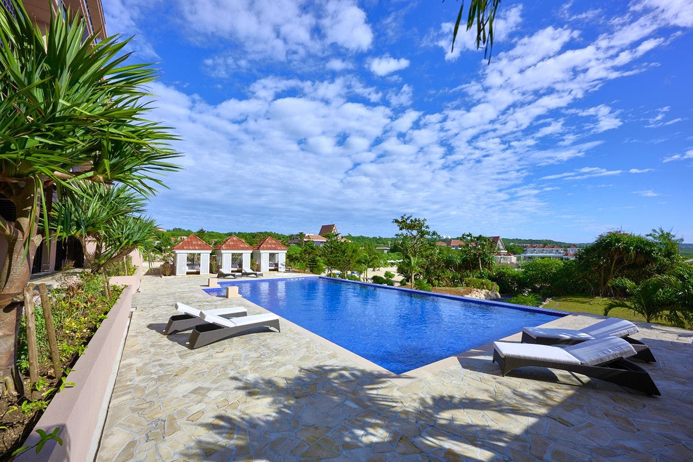 ビーチフロント専用プール（冬季温水対応）。採暖室もご用意しております。