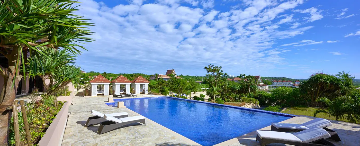 ビーチフロント専用プール(冬季温水対応)。採暖室もご用意しております。