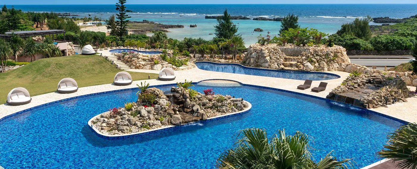 「シギラガーデンプール」は、シギラビーチを望むロケーションに、大小3つのプールをご用意。