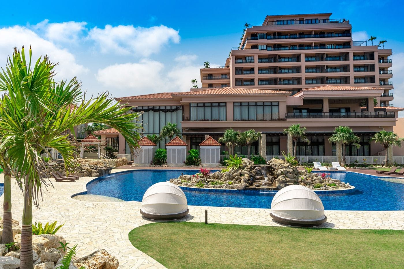 メインプールは、ゆったりと過ごせるデッキチェアやドーム型ペアシートを配置しております。