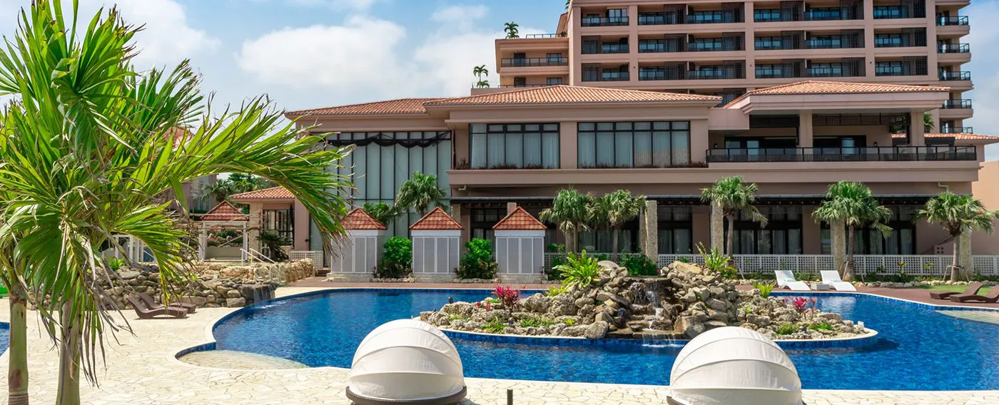 メインプールは、ゆったりと過ごせるデッキチェアやドーム型ペアシートを配置しております。