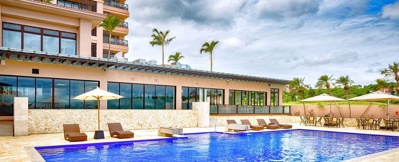 ホテルシギラミラージュ屋外プールは⽔深1.45ｍ、長さ8.0ｍ×17.4ｍのプール。