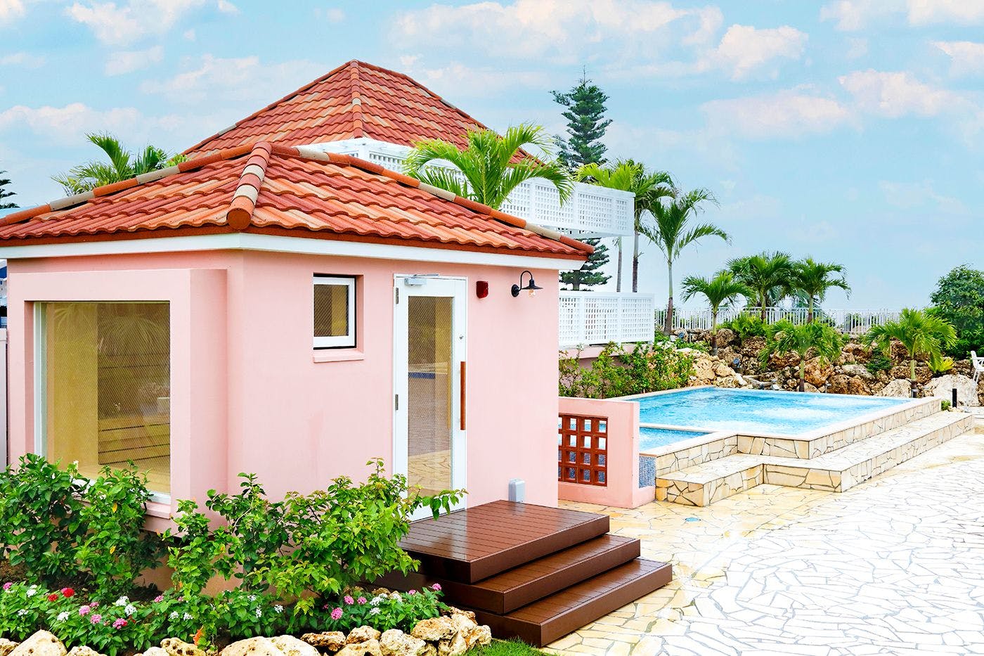 ドライサウナの後は、ゆったりとしたブロワープールで心身ともにリラックスを。