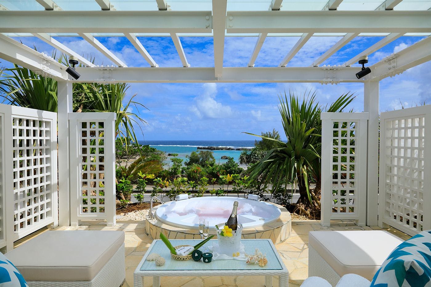 開放的な空間で、ラグジュアリーな南国の島時間を過ごすプライベートカバナ(有料)