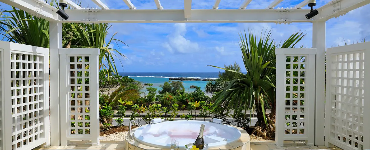 開放的な空間で、ラグジュアリーな南国の島時間を過ごすプライベートカバナ(有料)