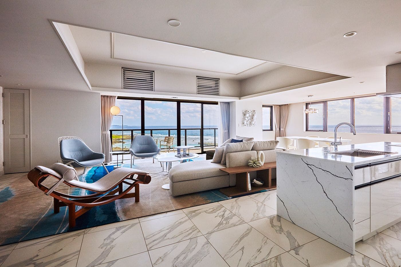 プレミアデラックスコーナースイート：海を一望する極上の宮古島ステイを叶えるラグジュアリースイート