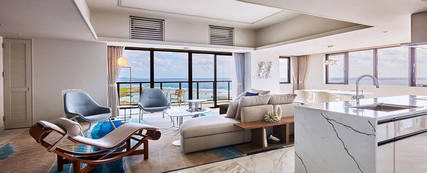 プレミアデラックスコーナースイート:海を一望する極上の宮古島ステイを叶えるラグジュアリースイート