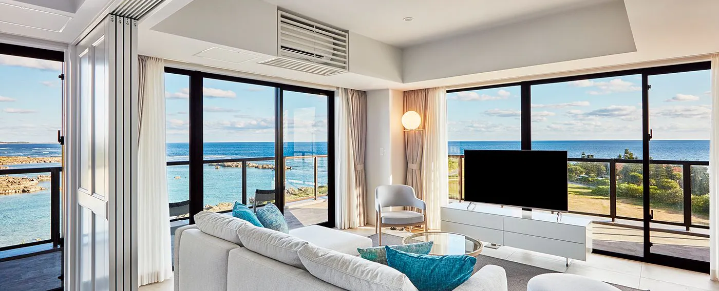 デラックスコーナースイート<オーシャンフロント>:広いテラスを備えた開放的な間取りのコーナースイート