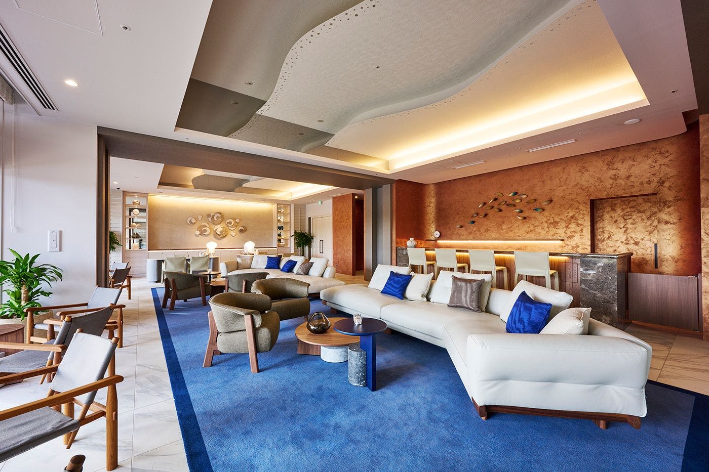 ラウンジ：プレミアフロアにご宿泊のお客様は、ホテル内専用ラウンジをご利用いただけます