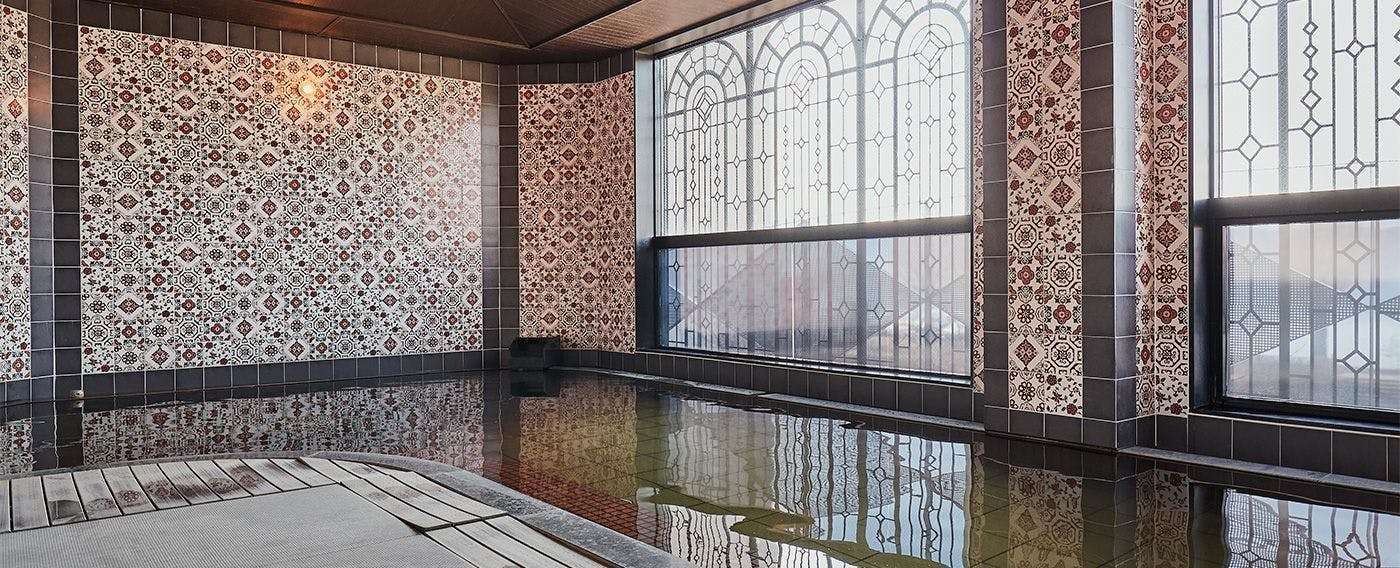 総タイル張りの大浴場