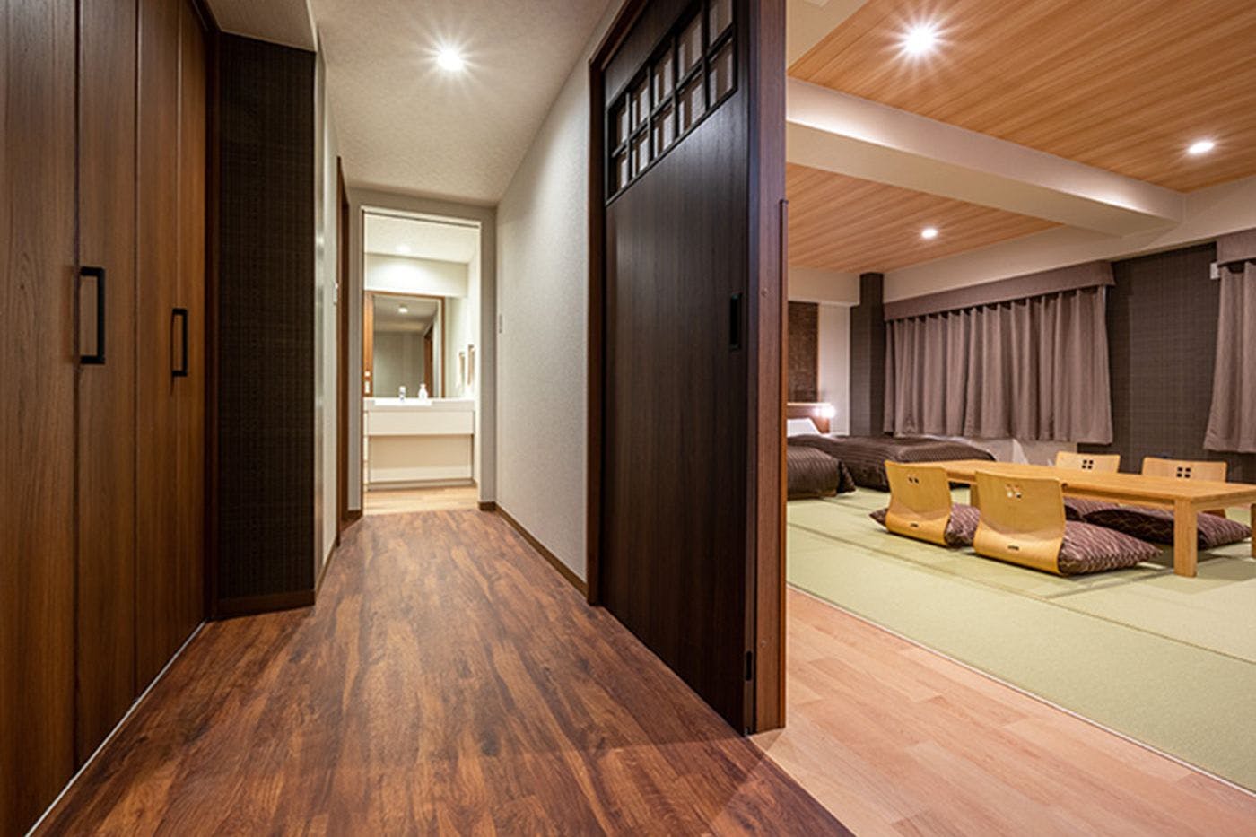 โถงทางเดินสไตล์ญี่ปุ่นโมเดิร์นในป่า