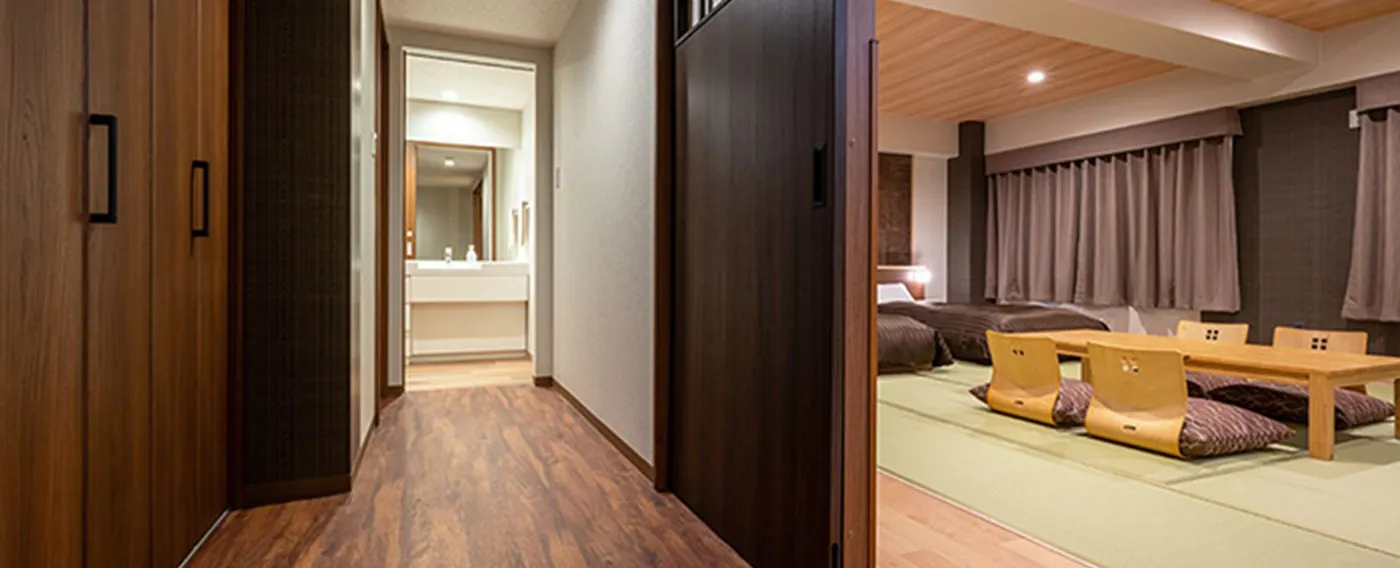 โถงทางเดินสไตล์ญี่ปุ่นโมเดิร์นในป่า