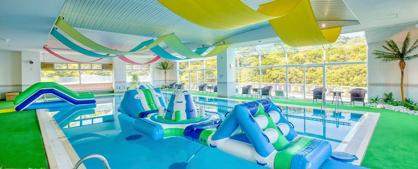 สระว่ายน้ำในร่มน้ำอุ่น (ตลอดปี)