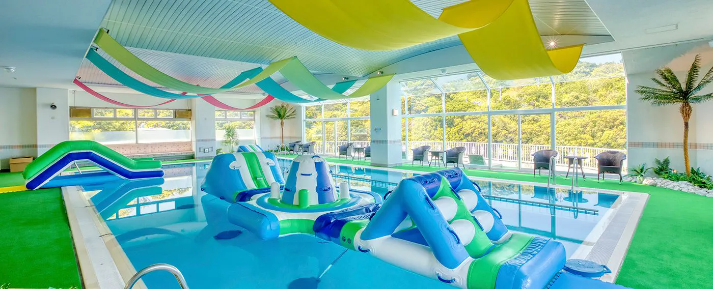 สระว่ายน้ำในร่มน้ำอุ่น (ตลอดปี)