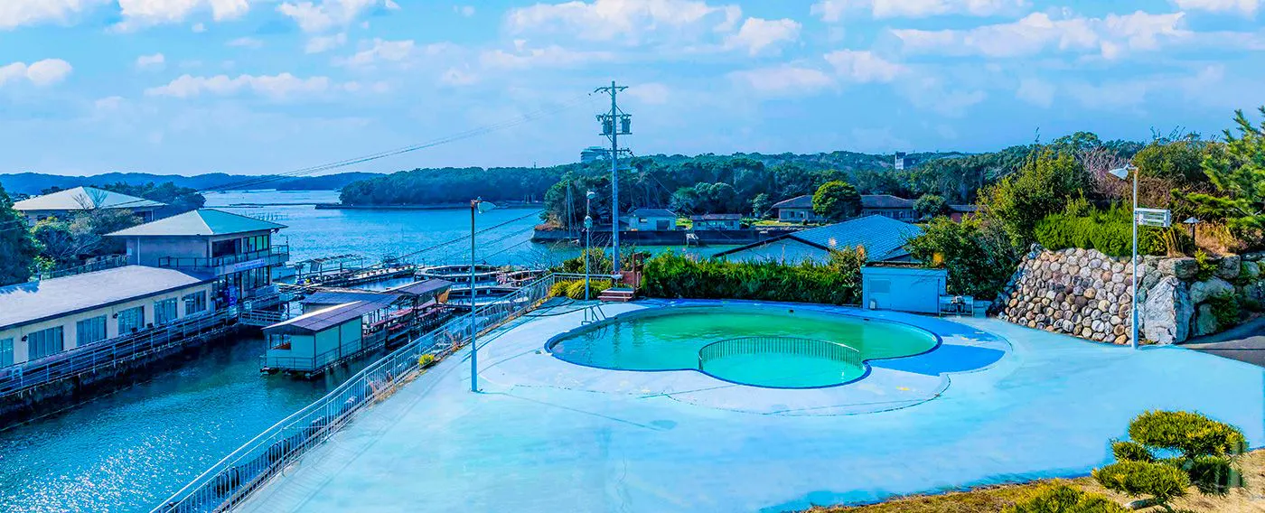 สระว่ายน้ำกลางแจ้ง (เฉพาะฤดูร้อน)