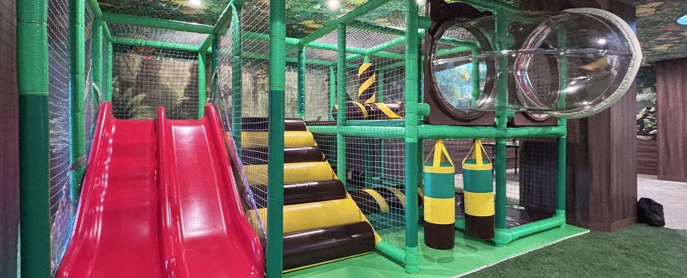 【ป่าไดโนเสาร์】มีเครื่องเล่นแนวแอดเวนเจอร์ครบครัน เช่น สไลเดอร์