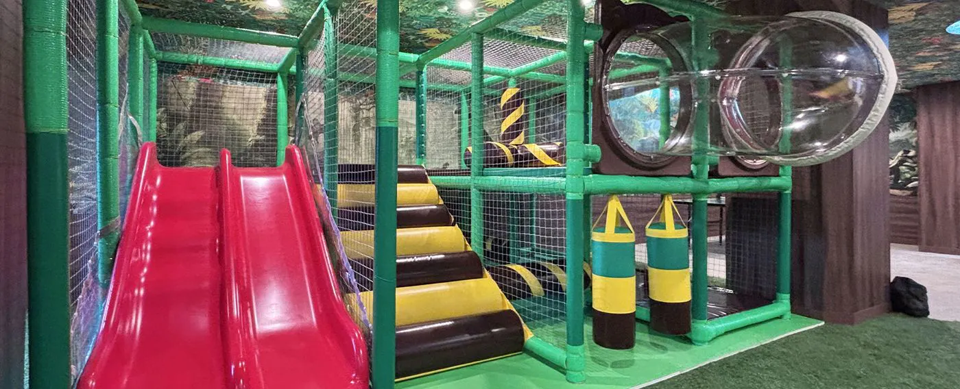 【ป่าไดโนเสาร์】มีเครื่องเล่นแนวแอดเวนเจอร์ครบครัน เช่น สไลเดอร์