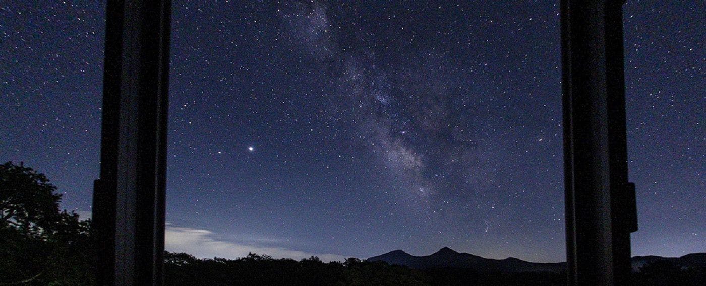 ท้องฟ้าที่เต็มไปด้วยดวงดาวจากหน้าต่าง