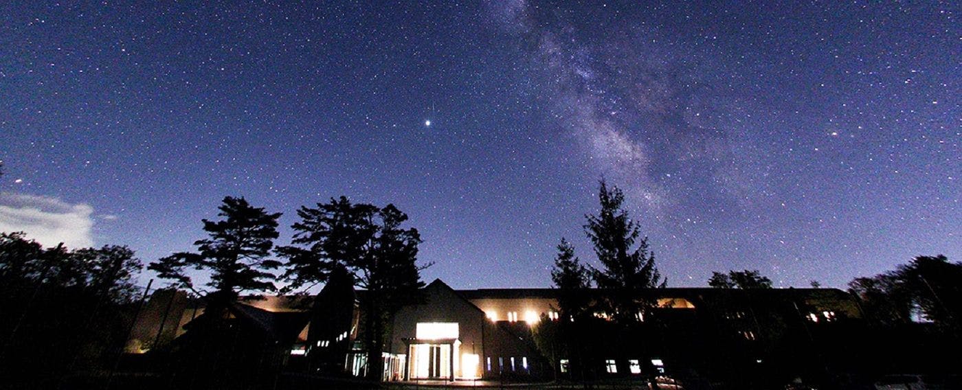 เดินเล่นใต้ท้องฟ้าที่เต็มไปด้วยดวงดาว