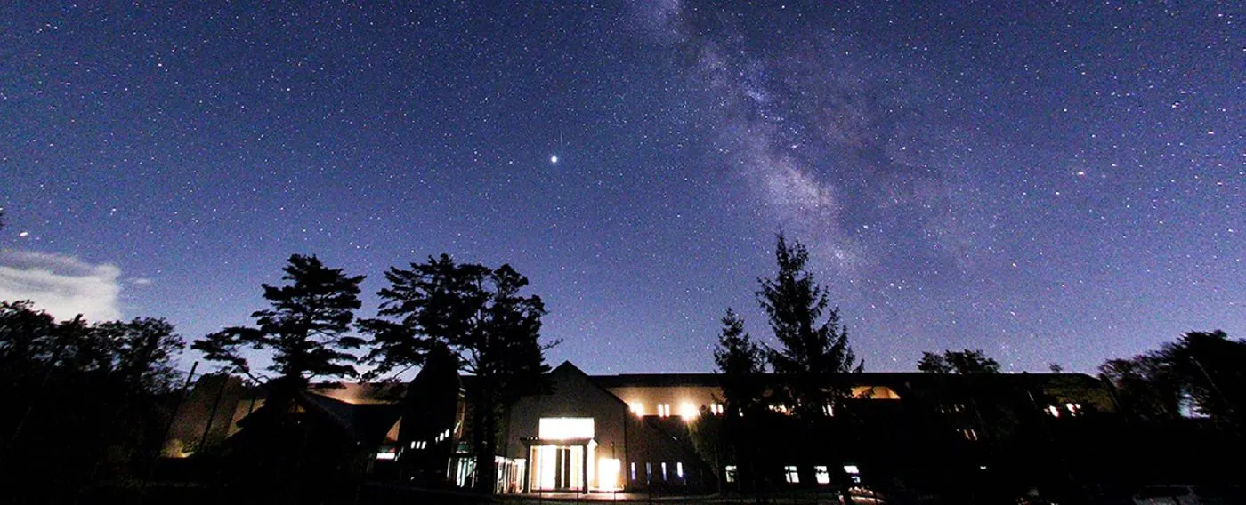 เดินเล่นใต้ท้องฟ้าที่เต็มไปด้วยดวงดาว