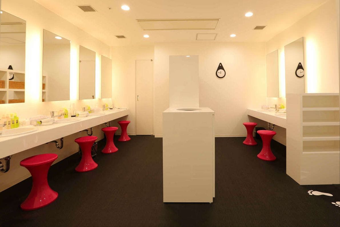 ห้องล้างหน้าที่อาบน้ำสาธารณะ (สำหรับผู้หญิง)