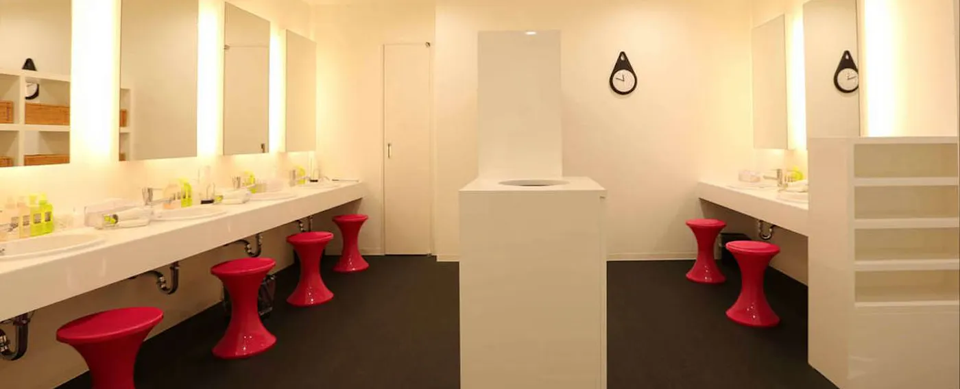 ห้องล้างหน้าที่อาบน้ำสาธารณะ (สำหรับผู้หญิง)