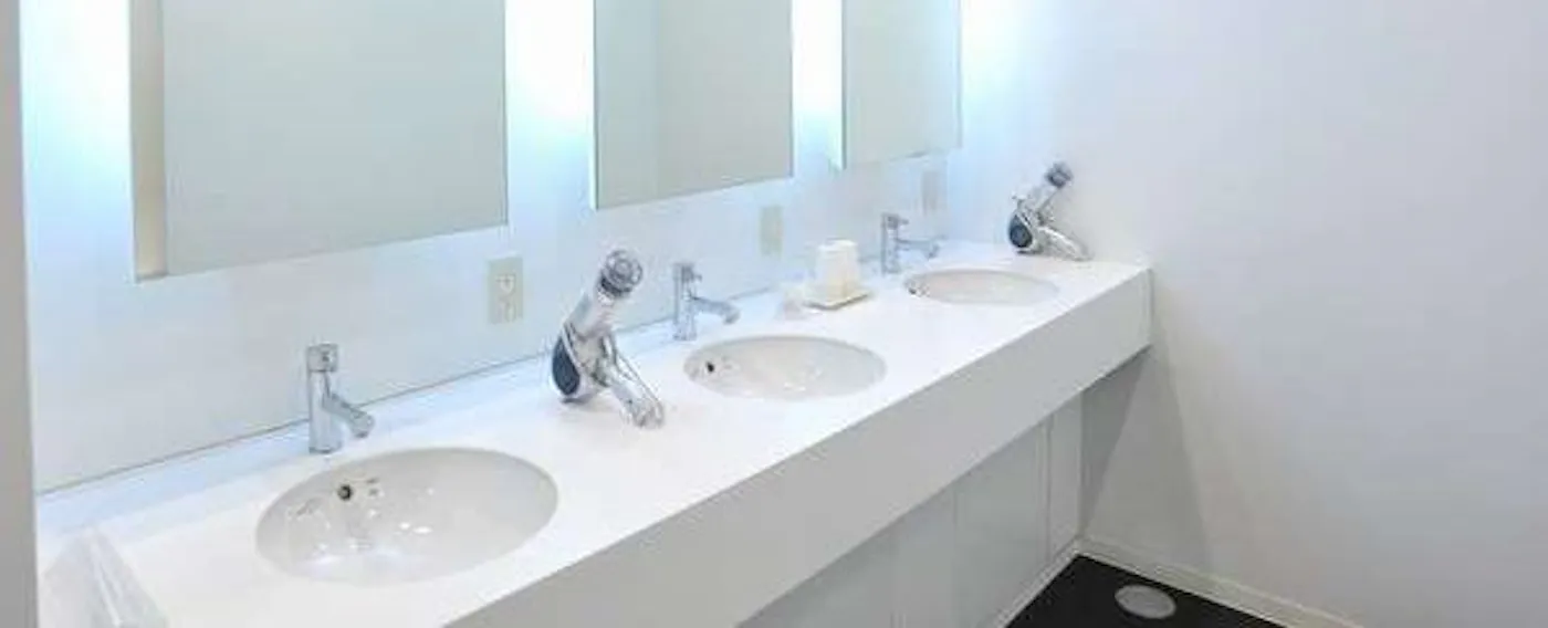 ห้องล้างหน้าที่ห้องอาบน้ำสาธารณะ (สำหรับผู้ชาย)