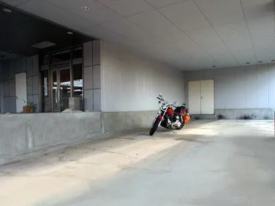 ที่จอดรถจักรยานยนต์มีหลังคา