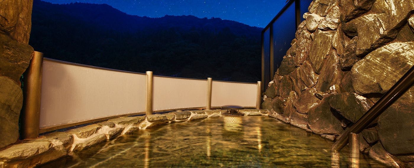 Pemandian air panas terbuka di malam hari