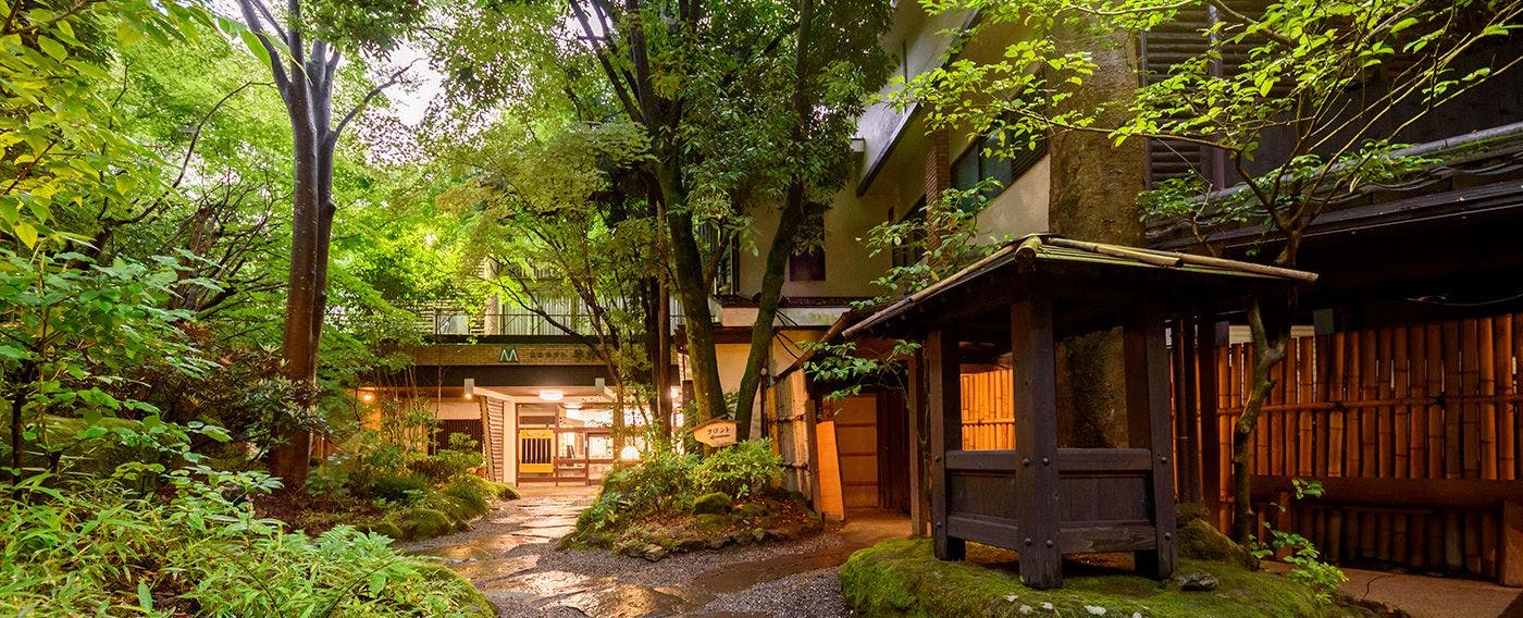 หน้าประตูทางเข้าหลักของอาคารหลัก