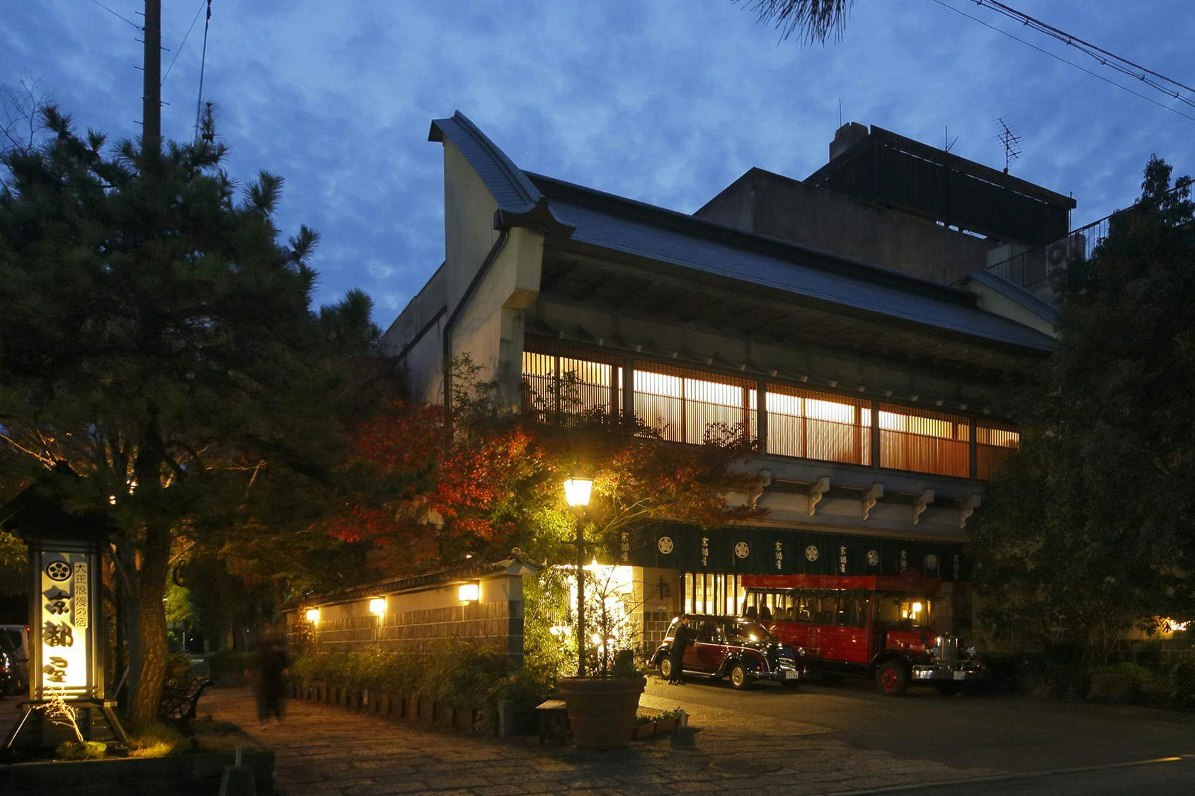 ภายนอกในยามค่ำคืน