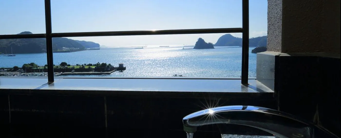 บ่อน้ำร้อนกลางแจ้งหินมีค่า